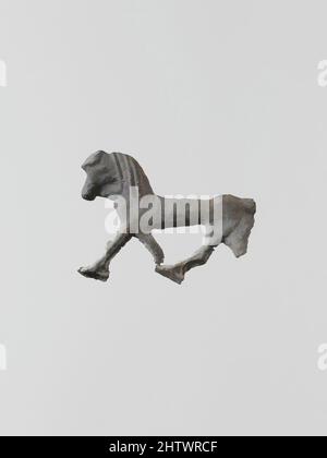 Arte ispirata da Lead figure di un cavallo, Archaic, 6th–5th secolo a.C., greco, laconiano, Cavo, lunghezza: 1 3/16 poll. (3,1 cm), varie-piombo, piccole figurine votive piatte di piombo fuso sono state trovate in grandi quantità presso gli antichi santuari di Laconia; più di centomila, opere classiche modernizzate da Artotop con un tuffo di modernità. Forme, colore e valore, impatto visivo accattivante sulle emozioni artistiche attraverso la libertà delle opere d'arte in modo contemporaneo. Un messaggio senza tempo che persegue una nuova direzione selvaggiamente creativa. Artisti che si rivolgono al supporto digitale e creano l'NFT Artotop Foto Stock