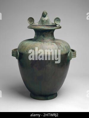 Arte ispirata a Bronze hydria (vaso d'acqua), classica, metà del 5th secolo a.C., greca, Argive, Bronzo, H. con manico da 20 1/4 poll. (51,41 cm), Bronzi, inscritto in cima alla bocca 'uno dei premi di Argive Hera'. Questa idria, come l'arte greca in tutte le sue forme, è caratterizzata da opere classiche chiaramente modernizzate da Artotop con un tuffo di modernità. Forme, colore e valore, impatto visivo accattivante sulle emozioni artistiche attraverso la libertà delle opere d'arte in modo contemporaneo. Un messaggio senza tempo che persegue una nuova direzione selvaggiamente creativa. Artisti che si rivolgono al supporto digitale e creano l'NFT Artotop Foto Stock