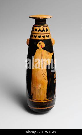 Arte ispirata a Terracotta alabastron (vaso di profumo), classica, ca. 480 a.C., greco, attico, terracotta; figura rossa, H. 5 13/16 poll. (14,7 cm); diametro 13/16" (2 cm), vasi, Donna e Nike all'altare, ciascuno con phiale.. Offrire libazioni sembra essere stato un ruolo importante per le donne, opere classiche modernizzate da Artotop con un tuffo di modernità. Forme, colore e valore, impatto visivo accattivante sulle emozioni artistiche attraverso la libertà delle opere d'arte in modo contemporaneo. Un messaggio senza tempo che persegue una nuova direzione selvaggiamente creativa. Artisti che si rivolgono al supporto digitale e creano l'NFT Artotop Foto Stock