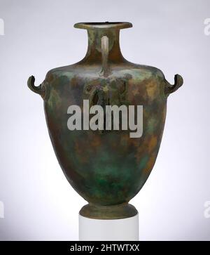 Arte ispirata a Bronze hydria (vaso d'acqua), classica, metà del 4th secolo a.C., greca, Bronzo, Totale: 19 1/16 poll. (48,4 cm), Bronzi, sulla placca dell'impugnatura, Dionysos e Ariadne. Nel IV secolo a.C., gli idruri di bronzo furono impreziositi da un rilievo separato sotto le opere classiche modernizzate da Artotop con un tuffo di modernità. Forme, colore e valore, impatto visivo accattivante sulle emozioni artistiche attraverso la libertà delle opere d'arte in modo contemporaneo. Un messaggio senza tempo che persegue una nuova direzione selvaggiamente creativa. Artisti che si rivolgono al supporto digitale e creano l'NFT Artotop Foto Stock