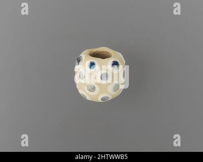 Arte ispirata da Glass Eye Bead, tardo classica, 4th secolo a.C., greca, mediterranea orientale, Vetro; formato asta, 13/16 x 7/8 poll. (2 x 2,2 cm), vetro, fondo giallo opaco; aggiunte in bianco opaco e blu cobalto traslucido., cilindrico con estremità arrotondate a grande foro verticale, opere classiche modernizzate da Artotop con un tuffo di modernità. Forme, colore e valore, impatto visivo accattivante sulle emozioni artistiche attraverso la libertà delle opere d'arte in modo contemporaneo. Un messaggio senza tempo che persegue una nuova direzione selvaggiamente creativa. Artisti che si rivolgono al supporto digitale e creano l'NFT Artotop Foto Stock