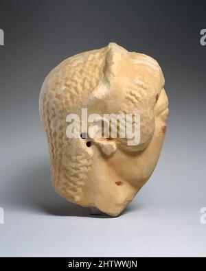 Arte ispirata da marmo testa di una donna, Archaic, fine 6th secolo a.C., greco, probabilmente cicladico o settentrionale Ionio, marmo, altro: 9 x 6 x 7 pollici. (22,9 x 15,2 x 17,8 cm), scultura in pietra, le asimmetrie nella resa dei capelli indicano che questa testa probabilmente apparteneva originariamente, opere classiche modernizzate da Artotop con un tuffo di modernità. Forme, colore e valore, impatto visivo accattivante sulle emozioni artistiche attraverso la libertà delle opere d'arte in modo contemporaneo. Un messaggio senza tempo che persegue una nuova direzione selvaggiamente creativa. Artisti che si rivolgono al supporto digitale e creano l'NFT Artotop Foto Stock