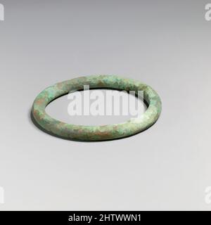 Arte ispirata da bracciale, geometrica, 9th–8th secolo a.C., Italico, Villanovan, Bronzo, diam.: 3 1/2 poll. (8,9 cm), Bronzi, opere classiche modernizzate da Artotop con un tuffo di modernità. Forme, colore e valore, impatto visivo accattivante sulle emozioni artistiche attraverso la libertà delle opere d'arte in modo contemporaneo. Un messaggio senza tempo che persegue una nuova direzione selvaggiamente creativa. Artisti che si rivolgono al supporto digitale e creano l'NFT Artotop Foto Stock