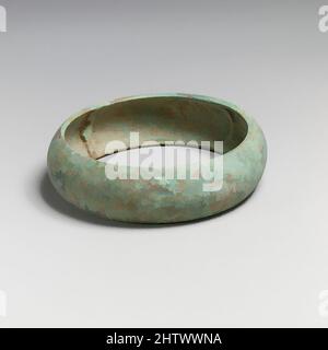 Arte ispirata da bracciale, geometrica, 9th–8th secolo a.C., Italico, Villanovan, Bronzo, diam.: 3 3/4 poll. (9,5 cm), Bronzi, opere classiche modernizzate da Artotop con un tuffo di modernità. Forme, colore e valore, impatto visivo accattivante sulle emozioni artistiche attraverso la libertà delle opere d'arte in modo contemporaneo. Un messaggio senza tempo che persegue una nuova direzione selvaggiamente creativa. Artisti che si rivolgono al supporto digitale e creano l'NFT Artotop Foto Stock