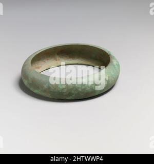 Arte ispirata da bracciale, geometrica, 9th–8th secolo a.C., Italico, Villanovan, Bronzo, diam.: 3 11/16 poll. (9,3 cm), Bronzi, opere classiche modernizzate da Artotop con un tuffo di modernità. Forme, colore e valore, impatto visivo accattivante sulle emozioni artistiche attraverso la libertà delle opere d'arte in modo contemporaneo. Un messaggio senza tempo che persegue una nuova direzione selvaggiamente creativa. Artisti che si rivolgono al supporto digitale e creano l'NFT Artotop Foto Stock