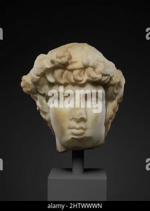 Arte ispirata da marmo ritratto testa di Antinoos, tardo hadrianic, ca. A.D. 130–138, romana, marmo, totale: 9 1/2 x 8 1/4 pollici (24,1 x 21 cm), scultura in pietra, Antinoos, il giovane amato dell'imperatore romano Adriano, annegato nel fiume Nilo durante una visita imperiale in Egitto in A.D, opere classiche modernizzate da Artotop con un tuffo di modernità. Forme, colore e valore, impatto visivo accattivante sulle emozioni artistiche attraverso la libertà delle opere d'arte in modo contemporaneo. Un messaggio senza tempo che persegue una nuova direzione selvaggiamente creativa. Artisti che si rivolgono al supporto digitale e creano l'NFT Artotop Foto Stock