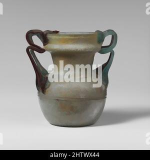 Arte ispirata da vaso di vetro, tardo imperiale o antico bizantino, 4th–6th secolo d.C., romana, siriana, vetro; Soffiato e trainato, totale: 3 1/2in. (8,9cm), vetro, verde azzurro traslucido; sentiero e maniglie in verde blu traslucido striato di rosso marrone scuro opaco., Rim leggermente, opere classiche modernizzate da Artotop con un tuffo di modernità. Forme, colore e valore, impatto visivo accattivante sulle emozioni artistiche attraverso la libertà delle opere d'arte in modo contemporaneo. Un messaggio senza tempo che persegue una nuova direzione selvaggiamente creativa. Artisti che si rivolgono al supporto digitale e creano l'NFT Artotop Foto Stock