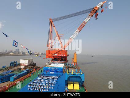 (220302) -- SHANGHAI, 2 marzo 2022 (Xinhua) -- Foto scattata il 2 marzo 2022 mostra la cerimonia di lancio del salvataggio di Yangtze No. 2 Ancient Shipwreck al porto di Waigaoqiao nella Cina orientale di Shanghai. Il salvataggio di un naufragio di 160 anni, il più grande e meglio conservato naufragio in legno scoperto sott'acqua in Cina fino ad oggi, è iniziato mercoledì. Questa nave sommersa, con un gran numero di reliquie culturali, fu una nave mercantile durante il regno dell'imperatore Tongzhi (1862-1875) nel periodo della dinastia Qing. Chiamato Yangtze No. 2 Ancient Shipwreck, la nave è stata trovata sommersa ad una profondità di 5,5 metri sotto Foto Stock