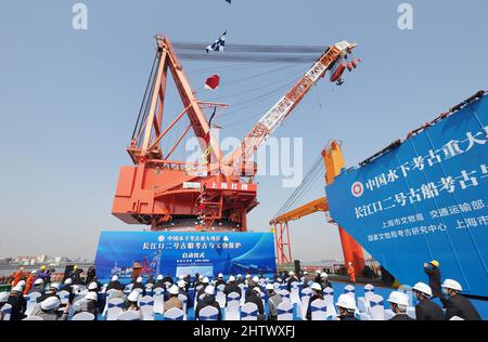 (220302) -- SHANGHAI, 2 marzo 2022 (Xinhua) -- Foto scattata il 2 marzo 2022 mostra la cerimonia di lancio del salvataggio di Yangtze No. 2 Ancient Shipwreck al porto di Waigaoqiao nella Cina orientale di Shanghai. Il salvataggio di un naufragio di 160 anni, il più grande e meglio conservato naufragio in legno scoperto sott'acqua in Cina fino ad oggi, è iniziato mercoledì. Questa nave sommersa, con un gran numero di reliquie culturali, fu una nave mercantile durante il regno dell'imperatore Tongzhi (1862-1875) nel periodo della dinastia Qing. Chiamato Yangtze No. 2 Ancient Shipwreck, la nave è stata trovata sommersa ad una profondità di 5,5 metri sotto Foto Stock