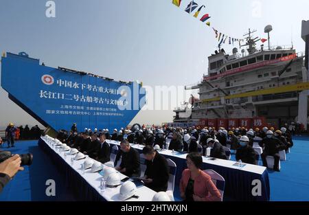 (220302) -- SHANGHAI, 2 marzo 2022 (Xinhua) -- Foto scattata il 2 marzo 2022 mostra la cerimonia di lancio del salvataggio di Yangtze No. 2 Ancient Shipwreck al porto di Waigaoqiao nella Cina orientale di Shanghai. Il salvataggio di un naufragio di 160 anni, il più grande e meglio conservato naufragio in legno scoperto sott'acqua in Cina fino ad oggi, è iniziato mercoledì. Questa nave sommersa, con un gran numero di reliquie culturali, fu una nave mercantile durante il regno dell'imperatore Tongzhi (1862-1875) nel periodo della dinastia Qing. Chiamato Yangtze No. 2 Ancient Shipwreck, la nave è stata trovata sommersa ad una profondità di 5,5 metri sotto Foto Stock