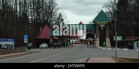 Minsk. 2nd Mar 2022. La foto scattata il 2 marzo 2022 mostra un ingresso alla riserva naturale della foresta di Belovezhskaya nella zona di confine tra Bielorussia e Polonia. Credit: Zhang Jiye/Xinhua/Alamy Live News Foto Stock