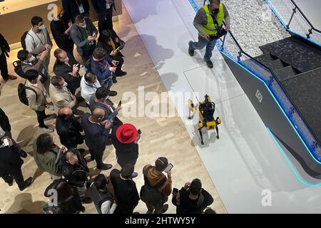 Barcellona, Spagna. 2nd Mar 2022. La gente guarda una demo di Boston Dynamics SPOTat The Mobile World Congress (MWC) a Barcellona, Spagna, 2 marzo 2022. L'edizione 2022 del Mobile World Congress ha aperto le sue porte il 28 febbraio, per un evento di quattro giorni che dovrebbe ospitare tra 40.000 e 60.000 persone. Credit: Zheng Huansong/Xinhua/Alamy Live News Foto Stock