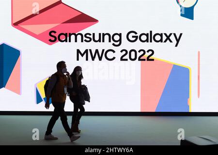 Barcellona, Spagna. 2nd Mar 2022. La gente cammina accanto al padiglione Samsung al Mobile World Congress (MWC) di Barcellona, Spagna, 2 marzo 2022. L'edizione 2022 del Mobile World Congress ha aperto le sue porte il 28 febbraio, per un evento di quattro giorni che dovrebbe ospitare tra 40.000 e 60.000 persone. Credit: Gustavo Valiente/Xinhua/Alamy Live News Foto Stock