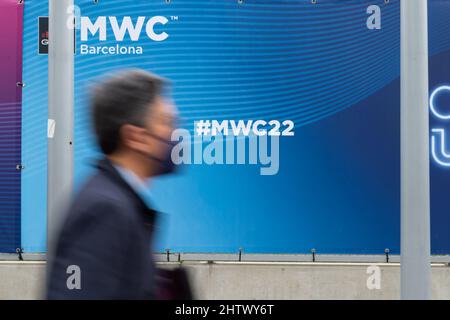 Barcellona, Spagna. 2nd Mar 2022. Un visitatore è visto al Mobile World Congress (MWC) a Barcellona, Spagna, 2 marzo 2022. L'edizione 2022 del Mobile World Congress ha aperto le sue porte il 28 febbraio, per un evento di quattro giorni che dovrebbe ospitare tra 40.000 e 60.000 persone. Credit: Gustavo Valiente/Xinhua/Alamy Live News Foto Stock