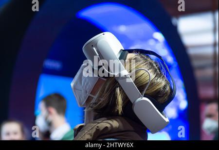 Barcellona, Spagna. 2nd Mar 2022. Una donna prova occhiali VR al Mobile World Congress (MWC) di Barcellona, Spagna, 2 marzo 2022. L'edizione 2022 del Mobile World Congress ha aperto le sue porte il 28 febbraio, per un evento di quattro giorni che dovrebbe ospitare tra 40.000 e 60.000 persone. Credit: Gustavo Valiente/Xinhua/Alamy Live News Foto Stock