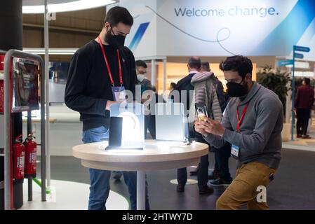 Barcellona, Spagna. 2nd Mar 2022. Le persone ricevono informazioni sui dispositivi elettronici presso lo stand Oppo al Mobile World Congress (MWC) di Barcellona, Spagna, 2 marzo 2022. L'edizione 2022 del Mobile World Congress ha aperto le sue porte il 28 febbraio, per un evento di quattro giorni che dovrebbe ospitare tra 40.000 e 60.000 persone. Credit: Gustavo Valiente/Xinhua/Alamy Live News Foto Stock