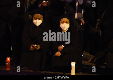 Napoli, Campania, Italia. 2nd Mar 2022. Piazza mercato, Napoli, nelle ceneri Mercoledì due monache pregano per la pace nella folla di flash organizzata dalla Chiesa di Napoli per dire stop all'invasione dell'Ucraina da parte dell'Esercito Russo (Credit Image: © Pasquale Gargano/Pacific Press via ZUMA Press Wire) Foto Stock