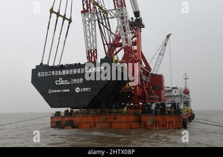 (220302) -- SHANGHAI, 2 marzo 2022 (Xinhua) -- Foto scattata il 26 gennaio 2022 mostra l'operazione di prova per il salvataggio di Yangtze No. 2 Ancient Shipwreck nella Cina orientale di Shanghai. Il salvataggio di un naufragio di 160 anni, il più grande e meglio conservato naufragio in legno scoperto sott'acqua in Cina fino ad oggi, è iniziato mercoledì. Questa nave sommersa, con un gran numero di reliquie culturali, fu una nave mercantile durante il regno dell'imperatore Tongzhi (1862-1875) nel periodo della dinastia Qing. Chiamato Yangtze No. 2 Ancient Shipwreck, la nave è stata trovata sommersa ad una profondità di 5,5 metri sotto il fondale nel Foto Stock