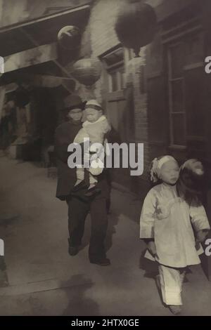 Art Inspired by A Holiday Visit, 1895–1908, stampa in gelatina d'argento, Image: 34 x 22,8 cm (13 3/8 x 9 poll.), fotografie, Arnold Genth (americano (nato in Germania), Berlino 1869–1942 New Milford, Connecticut), poco dopo essere arrivato in California dalla Germania nel 1895, Arnold Genth iniziò, opere classiche modernizzate da Artotop con un tuffo di modernità. Forme, colore e valore, impatto visivo accattivante sulle emozioni artistiche attraverso la libertà delle opere d'arte in modo contemporaneo. Un messaggio senza tempo che persegue una nuova direzione selvaggiamente creativa. Artisti che si rivolgono al supporto digitale e creano l'NFT Artotop Foto Stock