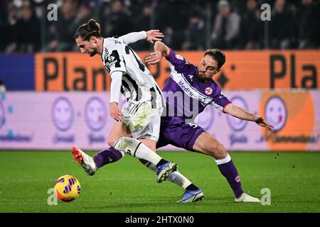 Firenze, Italia. 2nd Mar 2022. Il FC Juventus'Adrien Rabiot (L) vibra con Giacomo Bonaventura di Fiorentina durante la partita di calcio semifinale della Coppa Italia tra Fiorentina e FC Juventus a Firenze, il 2 marzo 2022. Credit: Alberto Lingria/Xinhua/Alamy Live News Foto Stock