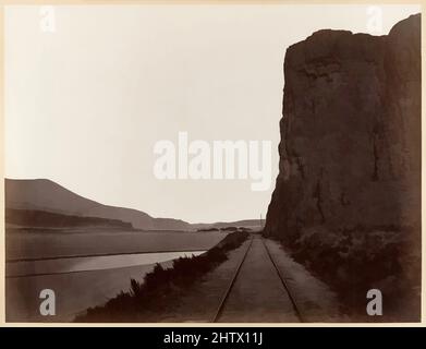 Arte ispirata da Cape Horn vicino a Celilo, 1867, stampa in argento albume da vetro negativo, immagine: 40 x 52,4cm (15 3/4 x 20 5/8in.), fotografie, Carleton E. Watkins (americano, 1829–1916), quando Watkins viaggiò sul fiume Columbia, fotografò sia i punti di riferimento naturali che quelli artificiali, opere classiche modernizzate da Artotop con un tuffo di modernità. Forme, colore e valore, impatto visivo accattivante sulle emozioni artistiche attraverso la libertà delle opere d'arte in modo contemporaneo. Un messaggio senza tempo che persegue una nuova direzione selvaggiamente creativa. Artisti che si rivolgono al supporto digitale e creano l'NFT Artotop Foto Stock