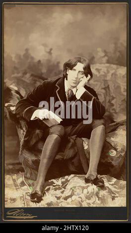 Art Inspired by Oscar Wilde, 1882, stampa in argento albume, Image: 30,5 x 18,4 cm (12 x 7 1/4 poll.), fotografie, Napoleone Sarony (americano (nato in Canada), Quebec 1821–1896 New York), Napoleone Sarony, un noto maestro di fotografie di celebrità, successe a Mathew Brady come le opere classiche più conosciute, modernizzate da Artotop con un tuffo di modernità. Forme, colore e valore, impatto visivo accattivante sulle emozioni artistiche attraverso la libertà delle opere d'arte in modo contemporaneo. Un messaggio senza tempo che persegue una nuova direzione selvaggiamente creativa. Artisti che si rivolgono al supporto digitale e creano l'NFT Artotop Foto Stock