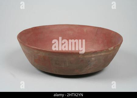 Arte ispirata a ciotola incisa con motivo volpe, 7th–5th secolo a.C., Perù, Paracas, Ceramica, Pigmento, totale: 2 poll. (5,08 cm), Ceramics-Containers, opere classiche modernizzate da Artotop con un tuffo di modernità. Forme, colore e valore, impatto visivo accattivante sulle emozioni artistiche attraverso la libertà delle opere d'arte in modo contemporaneo. Un messaggio senza tempo che persegue una nuova direzione selvaggiamente creativa. Artisti che si rivolgono al supporto digitale e creano l'NFT Artotop Foto Stock