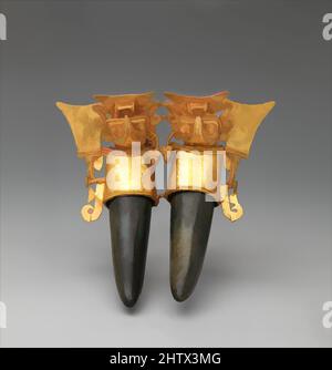 Art Inspired by Double Bat-Head Figure Ciondolo, 12th–14th secolo, Panama, Parita, Oro, Pietra verde, H. 4 1/2 poll. (11,43 cm), ornamenti in metallo, opere classiche modernizzate da Artotop con un tuffo di modernità. Forme, colore e valore, impatto visivo accattivante sulle emozioni artistiche attraverso la libertà delle opere d'arte in modo contemporaneo. Un messaggio senza tempo che persegue una nuova direzione selvaggiamente creativa. Artisti che si rivolgono al supporto digitale e creano l'NFT Artotop Foto Stock