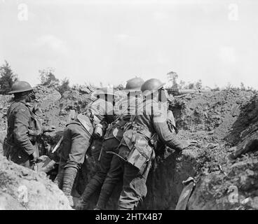 Lewis Gunners del Battaglione 12th, Royal Scots, indossando respiratori a scatola durante un attacco di gas su una trincea in prima linea, Meteren, 25 giugno 1918. Foto Stock