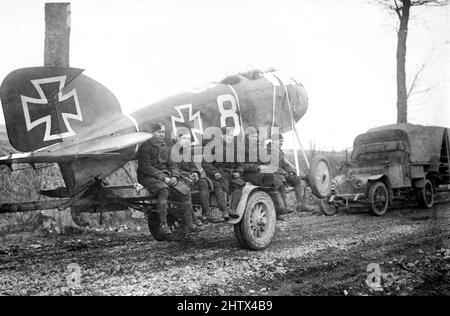 La fusoliera di un Albatross tedesco catturato D.III su una gara R.F.C. Visto vicino a Doullens, sulla Aixi-le Chateau Road, marzo 1917 Foto Stock