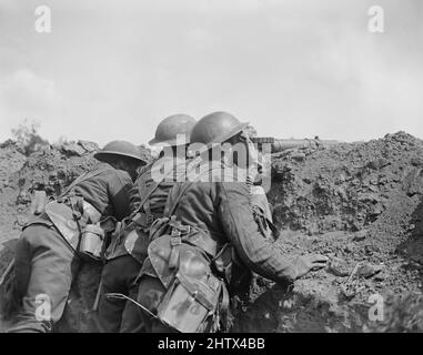 Lewis Gunners del Battaglione 12th, Royal Scots, indossando respiratori a scatola durante un attacco di gas su una trincea in prima linea, Meteren, 25 giugno 1918. Foto Stock