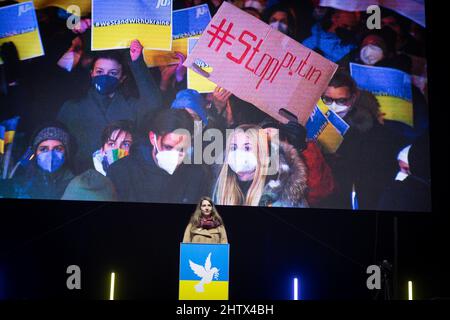 Il 2nd marzo 2022 45.000 persone si sono riunite a Koenigsplatz a Monaco di Baviera, in Germania, per protestare contro l'invasione russa in Ucraina e per manifestare la loro solidarietà al popolo ucraino. Il raduno è stato organizzato dal DOCUP e tutti i partiti democratici hanno aderito. Julia Amtmann (VOLT München) parlando. (Foto di Alexander Pohl/Sipa USA) Foto Stock