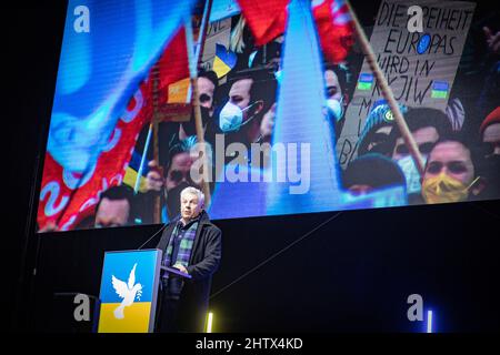 Il 2nd marzo 2022 45.000 persone si sono riunite a Koenigsplatz a Monaco di Baviera, in Germania, per protestare contro l'invasione russa in Ucraina e per manifestare la loro solidarietà al popolo ucraino. Il raduno è stato organizzato dal DOCUP e tutti i partiti democratici hanno aderito. Parla il sindaco di Monaco Dieter Reiter. (Foto di Alexander Pohl/Sipa USA) Foto Stock