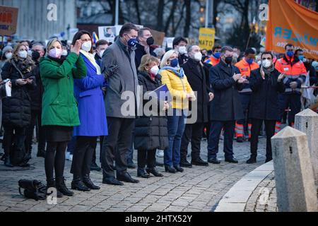 Il 2nd marzo 2022 45.000 persone si sono riunite a Koenigsplatz a Monaco di Baviera, in Germania, per protestare contro l'invasione russa in Ucraina e per manifestare la loro solidarietà al popolo ucraino. Il raduno è stato organizzato dal DOCUP e tutti i partiti democratici hanno aderito. (Foto di Alexander Pohl/Sipa USA) Foto Stock