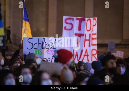 Monaco di Baviera, Germania. 02nd Mar 2022. Il 2nd marzo 2022 45.000 persone si sono riunite a Koenigsplatz a Monaco di Baviera, in Germania, per protestare contro l'invasione russa in Ucraina e per manifestare la loro solidarietà al popolo ucraino. Il raduno è stato organizzato dal DOCUP e tutti i partiti democratici hanno aderito. Poster: Stop the war (Photo by Alexander Pohl/Sipa USA) Credit: Sipa USA/Alamy Live News Foto Stock