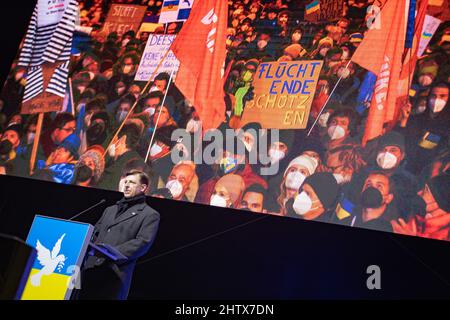 Monaco di Baviera, Germania. 02nd Mar 2022. Il 2nd marzo 2022 45.000 persone si sono riunite a Koenigsplatz a Monaco di Baviera, in Germania, per protestare contro l'invasione russa in Ucraina e per manifestare la loro solidarietà al popolo ucraino. Il raduno è stato organizzato dal DOCUP e tutti i partiti democratici hanno aderito. Parla il Console Generale degli Stati Uniti d'America Timothy Liston. (Foto di Alexander Pohl/Sipa USA) Credit: Sipa USA/Alamy Live News Foto Stock