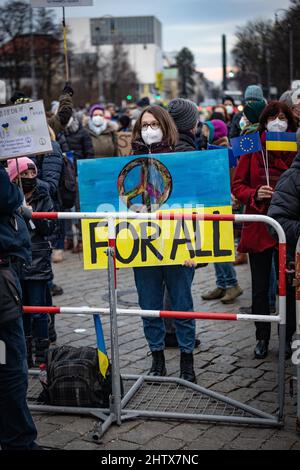 Monaco di Baviera, Germania. 02nd Mar 2022. Il 2nd marzo 2022 45.000 persone si sono riunite a Koenigsplatz a Monaco di Baviera, in Germania, per protestare contro l'invasione russa in Ucraina e per manifestare la loro solidarietà al popolo ucraino. Il raduno è stato organizzato dal DOCUP e tutti i partiti democratici hanno aderito. Posters: Pace per tutti (Foto di Alexander Pohl/Sipa USA) Credit: Sipa USA/Alamy Live News Foto Stock