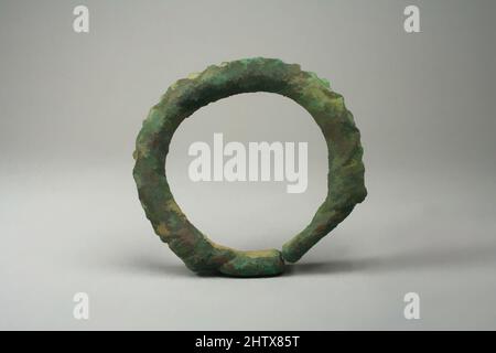 Arte ispirata da Bracelet, 11th–16th secolo, Mali, regione del Delta del Niger interno, popoli Djenné, lega di rame, diametro 4 in., ornamenti metallici, Opere classiche modernizzate da Artotop con un tocco di modernità. Forme, colore e valore, impatto visivo accattivante sulle emozioni artistiche attraverso la libertà delle opere d'arte in modo contemporaneo. Un messaggio senza tempo che persegue una nuova direzione selvaggiamente creativa. Artisti che si rivolgono al supporto digitale e creano l'NFT Artotop Foto Stock