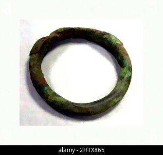 Arte ispirata da Bracelet, 11th–16th secolo, Mali, regione del Delta del Niger interno, popoli Djenné, lega di rame, Diam. 4 1/4 poll. (10,8 cm), ornamenti in metallo, opere classiche modernizzate da Artotop con un tuffo di modernità. Forme, colore e valore, impatto visivo accattivante sulle emozioni artistiche attraverso la libertà delle opere d'arte in modo contemporaneo. Un messaggio senza tempo che persegue una nuova direzione selvaggiamente creativa. Artisti che si rivolgono al supporto digitale e creano l'NFT Artotop Foto Stock