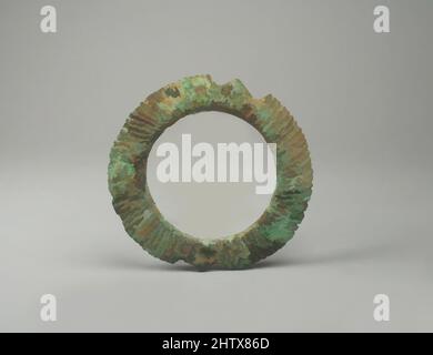 Arte ispirata da Bracelet, 11th–16th secolo, Mali, regione del Delta del Niger interno, popoli Djenné, lega di rame, diametro 3-1/2 in., ornamenti in metallo, Opere classiche modernizzate da Artotop con un tocco di modernità. Forme, colore e valore, impatto visivo accattivante sulle emozioni artistiche attraverso la libertà delle opere d'arte in modo contemporaneo. Un messaggio senza tempo che persegue una nuova direzione selvaggiamente creativa. Artisti che si rivolgono al supporto digitale e creano l'NFT Artotop Foto Stock