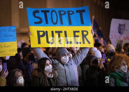 Monaco di Baviera, Germania. 02nd Mar 2022. Il 2nd marzo 2022 45.000 persone si sono riunite a Koenigsplatz a Monaco di Baviera, in Germania, per protestare contro l'invasione russa in Ucraina e per manifestare la loro solidarietà al popolo ucraino. Il raduno è stato organizzato dal DOCUP e tutti i partiti democratici hanno aderito. Poster: Stop Putler (Foto di Alexander Pohl/Sipa USA) Credit: Sipa USA/Alamy Live News Foto Stock