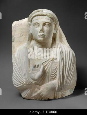 Arte ispirata al rilievo funerario, ca. 50–150, Siria, probabilmente di Palmyra, calcare, 20 x 14,96 poll. (50,8 x 38 cm), pietra-scultura-inscritto, questo rilievo è un tipo di monumento funerario caratteristico della prospera città carovana di Palmyra durante i primi tre secoli A.D, opere classiche modernizzate da Artotop con un tuffo di modernità. Forme, colore e valore, impatto visivo accattivante sulle emozioni artistiche attraverso la libertà delle opere d'arte in modo contemporaneo. Un messaggio senza tempo che persegue una nuova direzione selvaggiamente creativa. Artisti che si rivolgono al supporto digitale e creano l'NFT Artotop Foto Stock