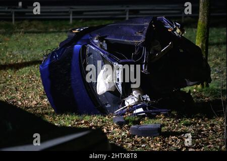 Amburgo, Germania. 03rd Mar 2022. Un veicolo in caso di incidente distrutto si trova tra i detriti nell'area verde sul luogo dell'incidente. Un autista si scontrò con un'altra auto nel A7 ad Amburgo e morì. Credit: Jonas Walzberg/dpa/Alamy Live News Foto Stock