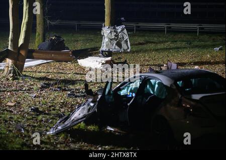 Amburgo, Germania. 03rd Mar 2022. Parti del veicolo e una barriera di sicurezza distrutta nell'area verde in occasione dell'incidente. Un autista si scontrò con un'altra auto nel A7 ad Amburgo e morì. Credit: Jonas Walzberg/dpa/Alamy Live News Foto Stock