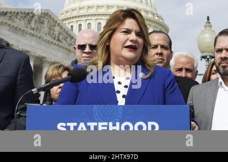 2 marzo 2022, Washington, Distric of Columbia, USA: Resident Commissioner of Puerto Rico JENNIFER GONZALEZ-COLON(R-PR) parla di statehood per Puerto Rico durante una conferenza stampa, oggi il 02 marzo 2022 presso House Triangle/Capitol Hill a Washington DC, USA. (Credit Image: © Lenin Nolly/ZUMA Press Wire) Foto Stock