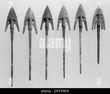 Arte ispirata da Arrowhead, Età del ferro, ca. Inizio 1st millennio a.C., Transcaucasia, Bronzo, L. 5 pollici. (12,6 cm x L 1-3/8 poll. (3,2 cm), Metalwork-Implements, nei primi anni del primo millennio a.C., l'area della Transcaucasia e dell'Iran nord-occidentale era abitata da molte tribù diverse di, opere classiche modernizzate da Artotop con un tuffo di modernità. Forme, colore e valore, impatto visivo accattivante sulle emozioni artistiche attraverso la libertà delle opere d'arte in modo contemporaneo. Un messaggio senza tempo che persegue una nuova direzione selvaggiamente creativa. Artisti che si rivolgono al supporto digitale e creano l'NFT Artotop Foto Stock