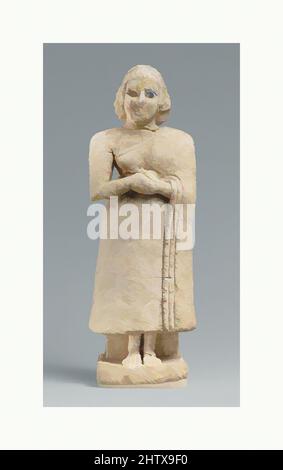 Arte ispirata da adoratore femminile in piedi, prime Dynastic IIIa, ca. 2600–2500 a.C., Mesopotamia, Nippur, Sumerian, calcare, Intarsiato con guscio e lapislazzuli, H. 9 13/16 x W. 3 3/8 x D. 2 1/8 poll. (24,9 x 8,5 x 5,4 cm), pietra-scultura, questa statua di una donna in piedi con le mani, opere classiche modernizzate da Artotop con un tuffo di modernità. Forme, colore e valore, impatto visivo accattivante sulle emozioni artistiche attraverso la libertà delle opere d'arte in modo contemporaneo. Un messaggio senza tempo che persegue una nuova direzione selvaggiamente creativa. Artisti che si rivolgono al supporto digitale e creano l'NFT Artotop Foto Stock