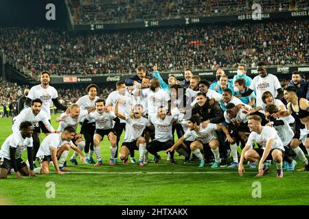 Valencia, Spagna. 02nd Mar 2022. I calciatori della serie CF di Valencia festeggiano la vittoria della partita di calcio delle semifinali della Copa del Rey tra la serie CF di Valencia e l'Athletic Club Bilbao allo stadio Mestalla. Punteggio finale; Valencia CF 1:0 Athletic Club Bilbao. Credit: SOPA Images Limited/Alamy Live News Foto Stock