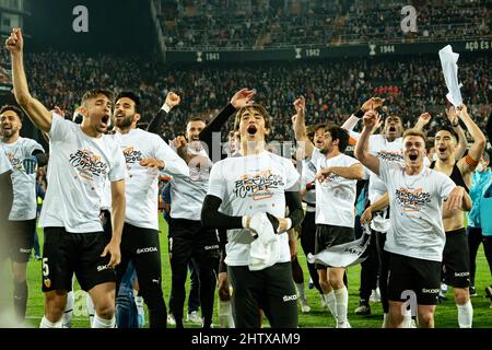 Valencia, Spagna. 02nd Mar 2022. I calciatori della serie CF di Valencia festeggiano la vittoria della partita di calcio delle semifinali della Copa del Rey tra la serie CF di Valencia e l'Athletic Club Bilbao allo stadio Mestalla. Punteggio finale; Valencia CF 1:0 Athletic Club Bilbao. Credit: SOPA Images Limited/Alamy Live News Foto Stock