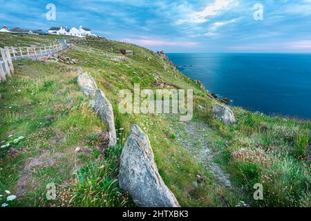 In estate al tramonto, nuvole soffici e campi rocciosi. Sentiero costiero per la scogliera, per i pedoni, che conduce a molti altri sentieri, passeggiate costiere, popu Foto Stock